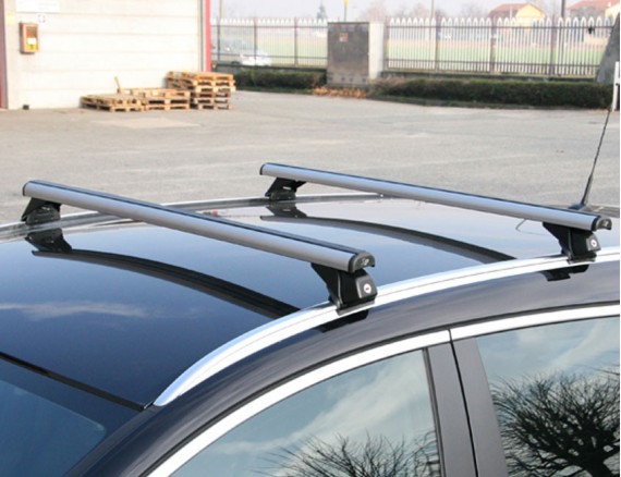 la prealpina alu integrirani1 LA PREALPINA KROVNI NOSAČ U SREBRNOM ALUMINIJU ZA POSTAVLJANJE NA UZDUŽNE, INTEGRIRANE NOSAČE NA KROVU